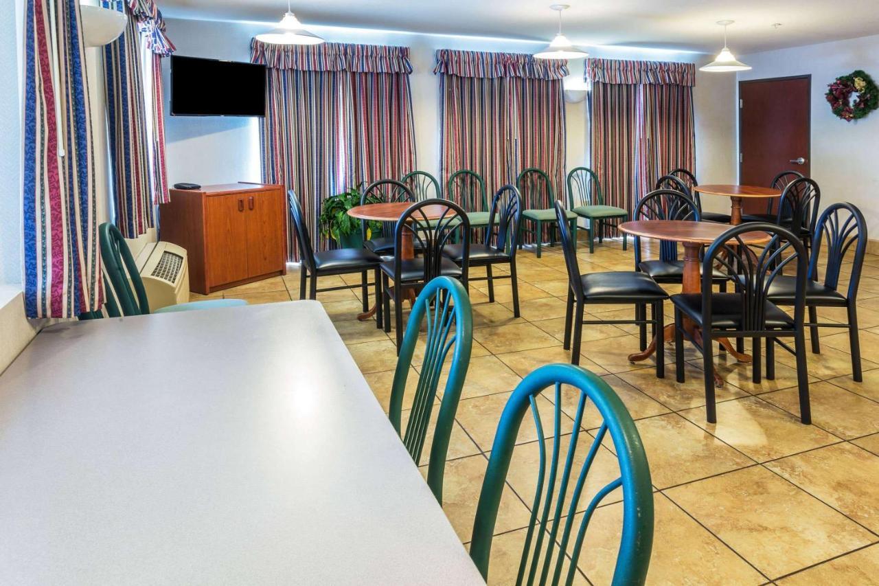 Super 8 By Wyndham Gresham/Portland Area Or Hotel Exterior photo