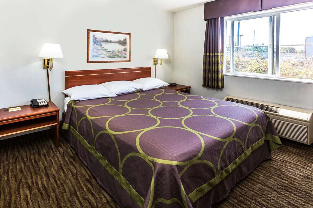 Super 8 By Wyndham Gresham/Portland Area Or Hotel Room photo