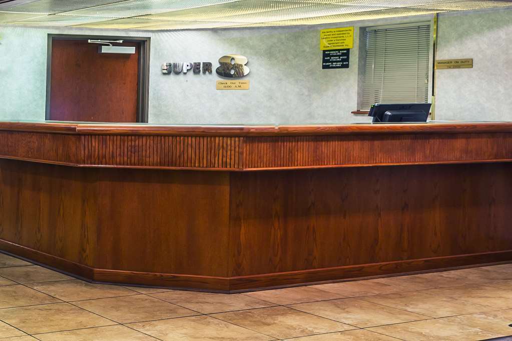 Super 8 By Wyndham Gresham/Portland Area Or Hotel Interior photo