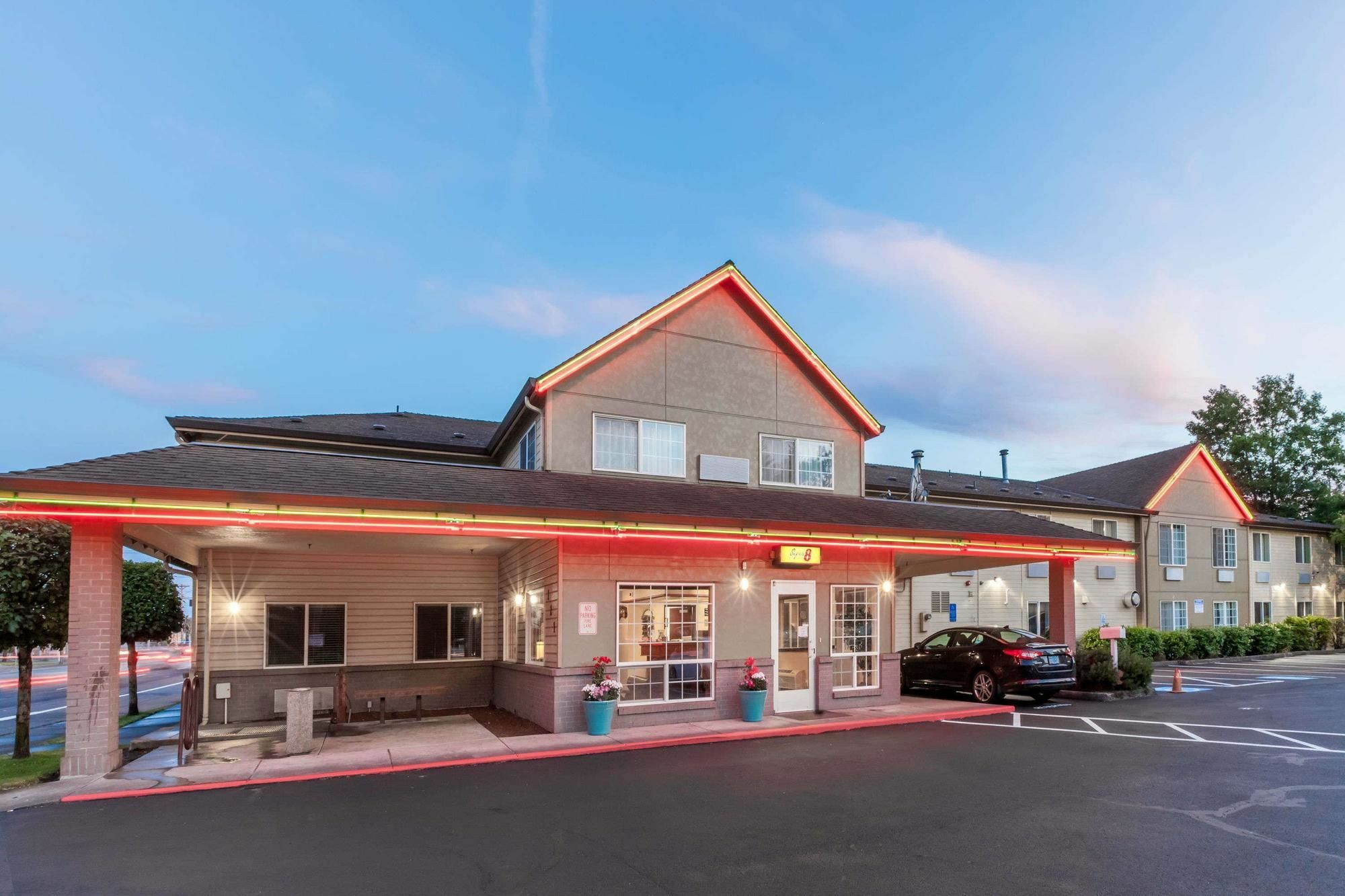 Super 8 By Wyndham Gresham/Portland Area Or Hotel Exterior photo
