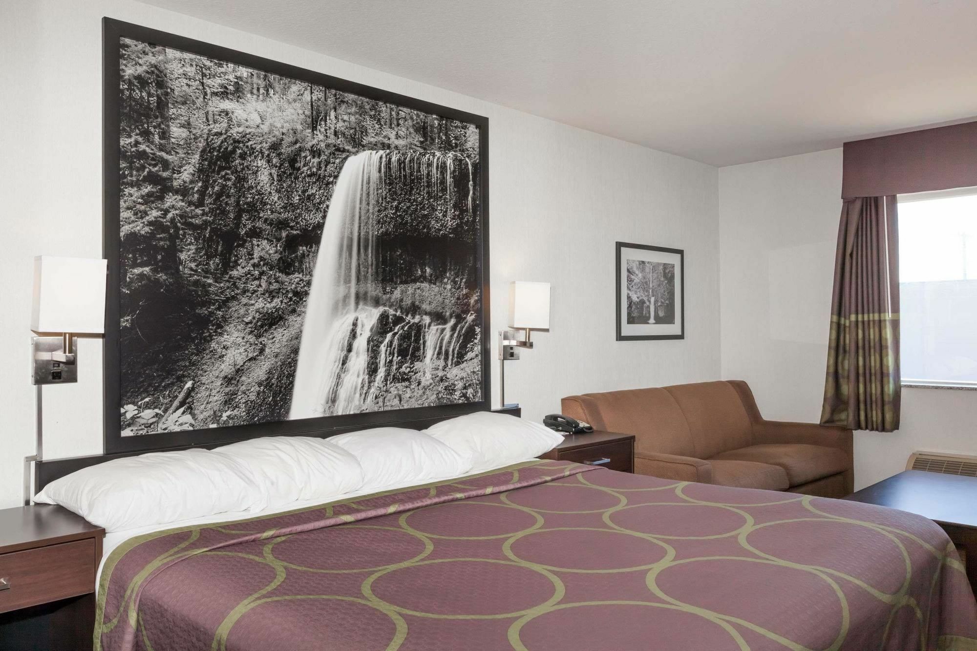 Super 8 By Wyndham Gresham/Portland Area Or Hotel Exterior photo